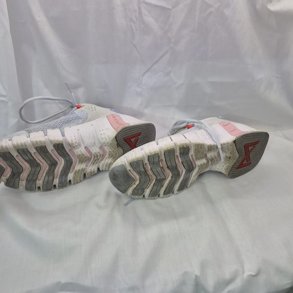 8.5 Nike Metcon‎ Athletic Shoes in Gray and Pink